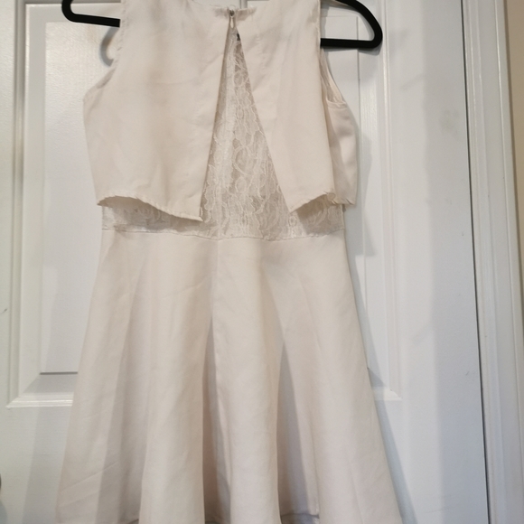 Mock two piece mini dress with lace - Picture 2 of 2